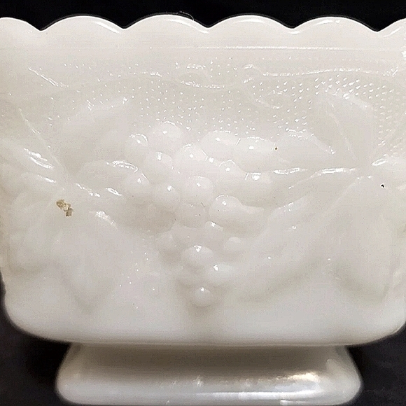 Anchor Hocking (?) Milk Glass Pedestal Planter/Vase/Candy Dish - Picture 3 of 12
